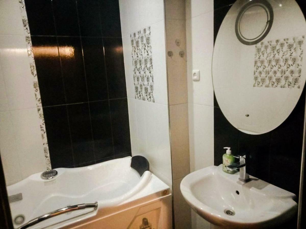 Luxury Apartment With Jacuzzi On Republic Square يريفان المظهر الخارجي الصورة